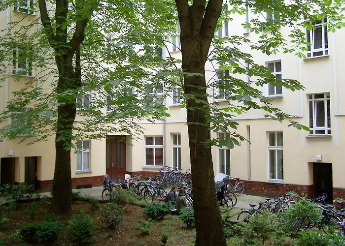 Quiet Courtyard Apartment